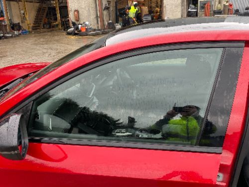 PEUGEOT E-208 GT GLASS DOOR WINDOW FRONT LEFT 2023-2024